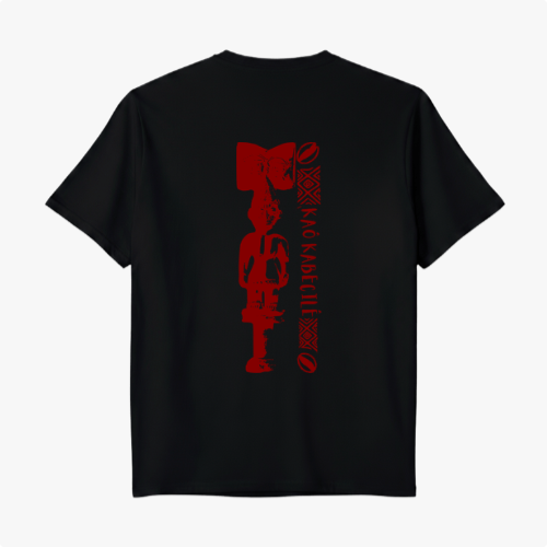Camiseta com estampa frontal de logotipo circular pequeno e estampa traseira de arte vertical com padrões geométricos e letras estilizadas.