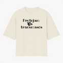 Camiseta com estampa frontal de texto "Protejam os transmascs" com símbolo central estilizado, e estampa traseira de emblema com texto circular "Transvectio".