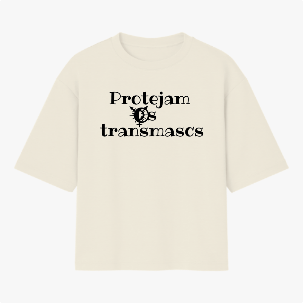 Camiseta com estampa frontal de texto "Protejam os transmascs" com símbolo central estilizado, e estampa traseira de emblema com texto circular "Transvectio".
