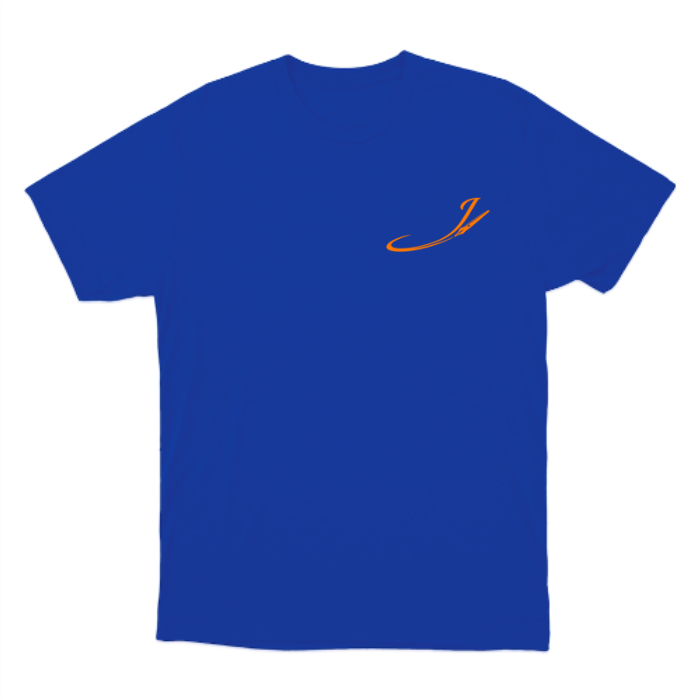 Camiseta com estampa frontal de assinatura estilizada em caligrafia cursiva e estampa traseira de diversos personagens em estilo cartunesco rodeados por elementos coloridos.