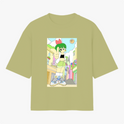 Camiseta com estampa frontal de uma personagem de cabelo verde em posição destacada, com um sol sorridente e prédios ao fundo sob um céu claro.