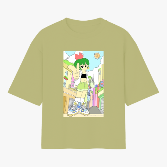 Camiseta com estampa frontal de uma personagem de cabelo verde em posição destacada, com um sol sorridente e prédios ao fundo sob um céu claro.