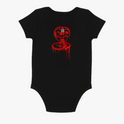 Body infantil com estampa frontal de uma cobra estilizada em formato circular e detalhes escorridos e estampa traseira de texto "No Mercy Club" gotejante.