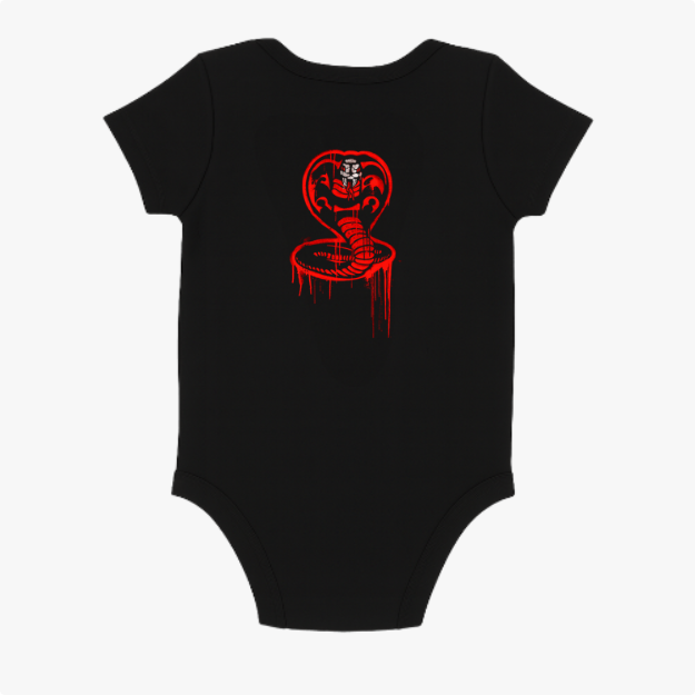 Body infantil com estampa frontal de uma cobra estilizada em formato circular e detalhes escorridos e estampa traseira de texto "No Mercy Club" gotejante.