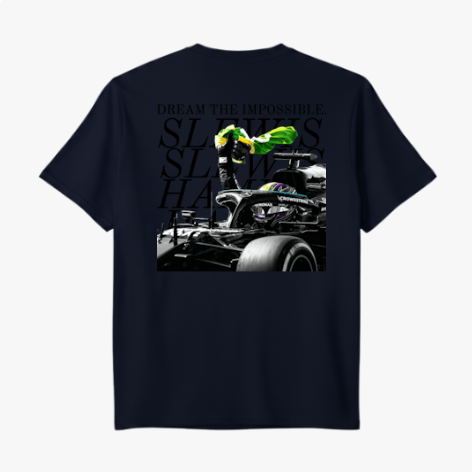 Camiseta com estampa frontal de número 44 no peito e estampa traseira de carro de corrida, piloto com bandeira e texto inspirador no topo.