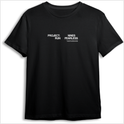 Camiseta com estampa frontal de texto "PROJECT: RUN NINES FEARLESS" em letras maiúsculas e pequenas linhas e estampa traseira de símbolo minimalista.