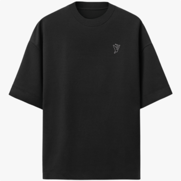 Camiseta com estampa frontal de um pequeno logotipo estilizado localizado no lado esquerdo do peito, apresentando um design geométrico abstrato.