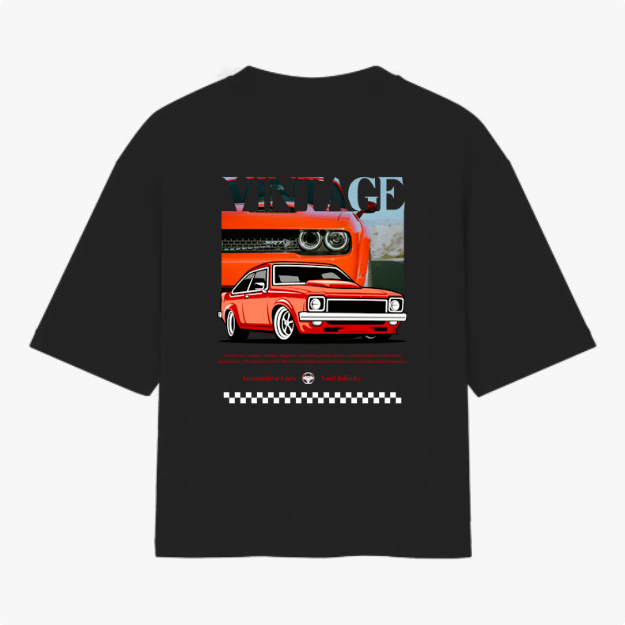 Camiseta com estampa traseira de carro vintage estilizado, com destaque para faróis e grade frontal, acompanhada da palavra "VINTAGE" e padrão quadriculado.