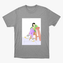Camiseta com estampa frontal de uma figura sentada em cadeiras entrelaçadas, vestindo roupas casuais e tênis, sobre um piso com padrão geométrico.
