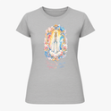Camiseta com estampa frontal de imagem de Nossa Senhora em moldura colorida com flores e frase "Nossa Senhora, rogai por nós" e estampa traseira de logotipo com cruz e texto.