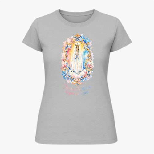 Camiseta com estampa frontal de imagem de Nossa Senhora em moldura colorida com flores e frase "Nossa Senhora, rogai por nós" e estampa traseira de logotipo com cruz e texto.