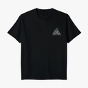 Camiseta com estampa frontal de uma estrutura piramidal com detalhes arquitetônicos e texto na base.