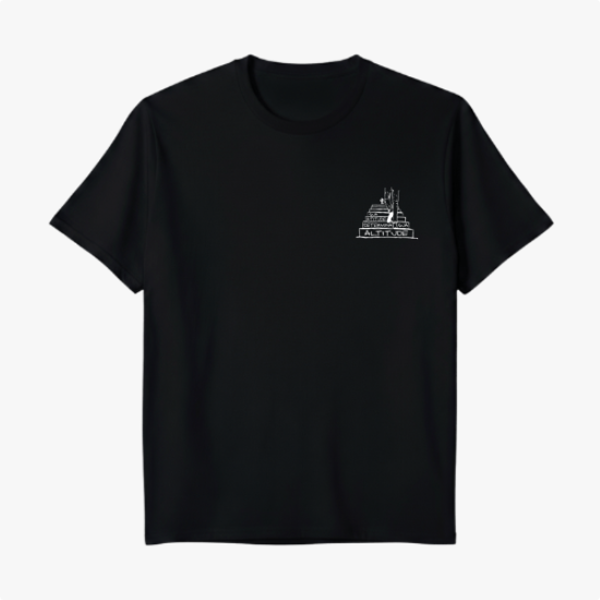 Camiseta com estampa frontal de uma estrutura piramidal com detalhes arquitetônicos e texto na base.