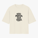 Camiseta com estampa frontal de letras grandes e espaçadas formando a frase "NÃO MORRA SEM VIVER".