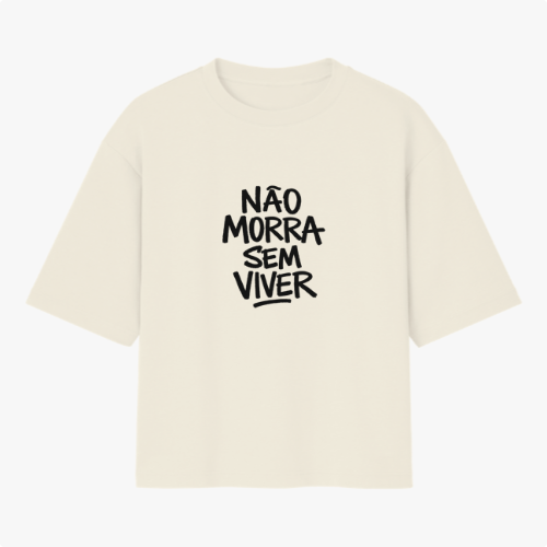 Camiseta com estampa frontal de letras grandes e espaçadas formando a frase "NÃO MORRA SEM VIVER".