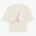 Camiseta com estampa frontal de inscrição e coração entrelaçado e estampa traseira de mão com linha vermelha e caracteres em estilo minimalista.
