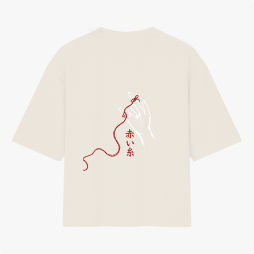 Camiseta com estampa frontal de inscrição e coração entrelaçado e estampa traseira de mão com linha vermelha e caracteres em estilo minimalista.