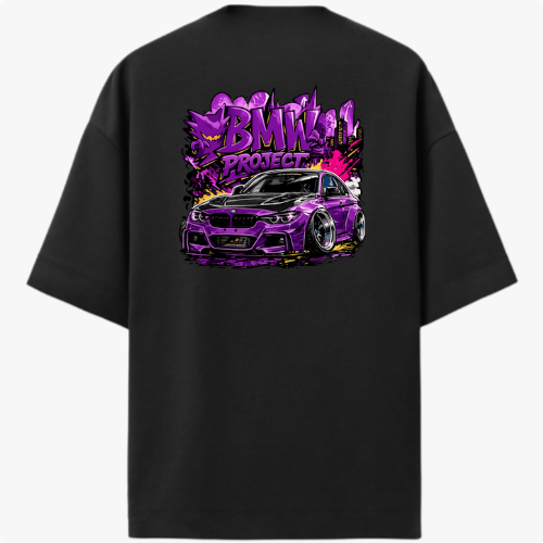 Camiseta com estampa frontal de coroa estilizada e estampa traseira de carro esportivo sob título "BMW Project" envolvido por efeitos dinâmicos e gráficos intensos.