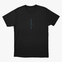 Camiseta com estampa frontal de texto vertical estilizado, que apresenta caracteres finos e alinhados, criando um efeito moderno e minimalista.