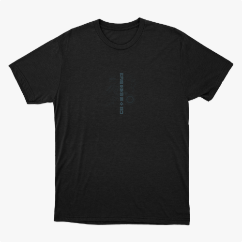 Camiseta com estampa frontal de texto vertical estilizado, que apresenta caracteres finos e alinhados, criando um efeito moderno e minimalista.