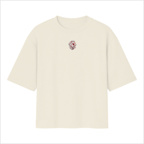 Camiseta com estampa frontal de máscara estilizada pequena e estampa traseira de figura imponente com espada envolta em chamas intensas.