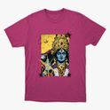 Camiseta com estampa frontal de uma figura feminina em estilo artístico, adornada com joias e detalhes florais, destacando expressões culturais e místicas.