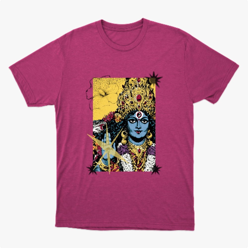 Camiseta com estampa frontal de uma figura feminina em estilo artístico, adornada com joias e detalhes florais, destacando expressões culturais e místicas.
