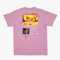 Camiseta com estampa frontal de guerreiro musculoso segurando uma arma sobre fundo circular e estampa traseira de personagem em pose poderosa com texto.