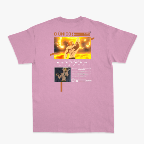 Camiseta com estampa frontal de guerreiro musculoso segurando uma arma sobre fundo circular e estampa traseira de personagem em pose poderosa com texto.