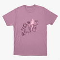 Camiseta com estampa frontal de personagens ao lado de pinheiro estilizado, acompanhados por flocos de neve dispersos pelo design.