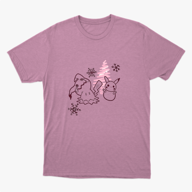 Camiseta com estampa frontal de personagens ao lado de pinheiro estilizado, acompanhados por flocos de neve dispersos pelo design.