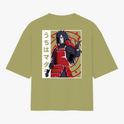 Camiseta com estampa frontal de carro estilizado e texto "MADARA" e estampa traseira de personagem de armadura vermelha com texto em caracteres japoneses.