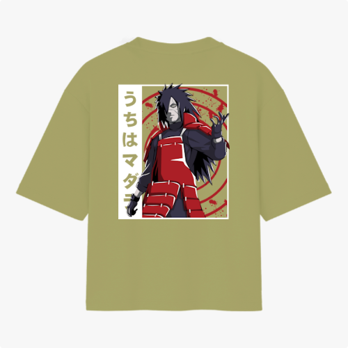 Camiseta com estampa frontal de carro estilizado e texto "MADARA" e estampa traseira de personagem de armadura vermelha com texto em caracteres japoneses.