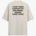 Camiseta com estampa traseira de texto em letras maiúsculas, dizendo "I DON'T NEED CHATGPT MY GIRLFRIEND KNOWS EVERYTHING", com estilo ousado e impactante.
