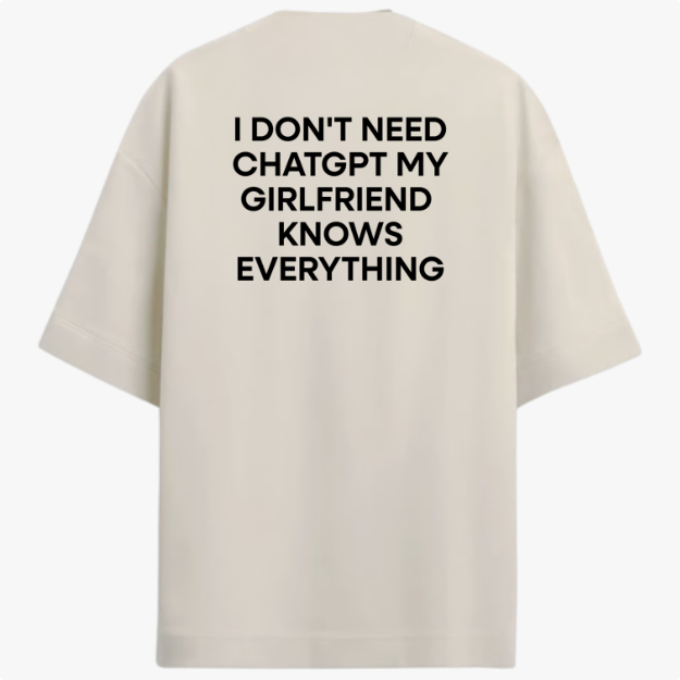 Camiseta com estampa traseira de texto em letras maiúsculas, dizendo "I DON'T NEED CHATGPT MY GIRLFRIEND KNOWS EVERYTHING", com estilo ousado e impactante.