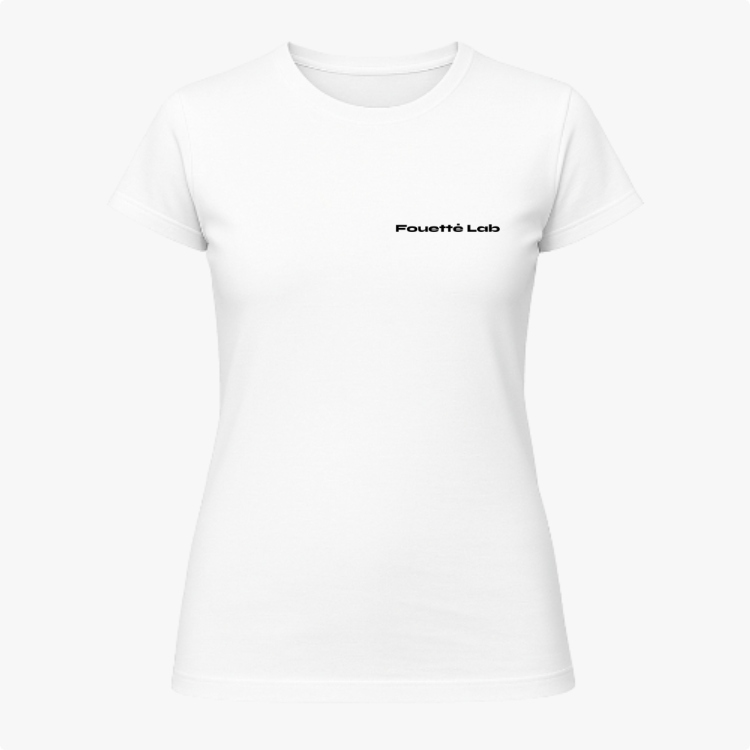 Camiseta com estampa frontal de texto discreto "Fouetté Lab" e estampa traseira de ilustrações demonstrando passos de balé em estilo gráfico minimalista.