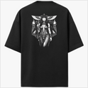 Camiseta com estampa frontal de logotipo estilizado "Seravia" e estampa traseira de figura feminina mística com elementos decorativos e chamas ao fundo.
