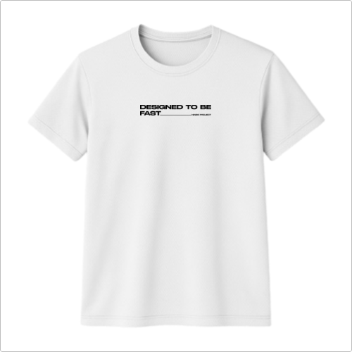Camiseta com estampa frontal de texto estilizado "DESIGNED TO BE FAST" seguido por uma linha horizontal e uma citação logo abaixo, em letras maiúsculas.