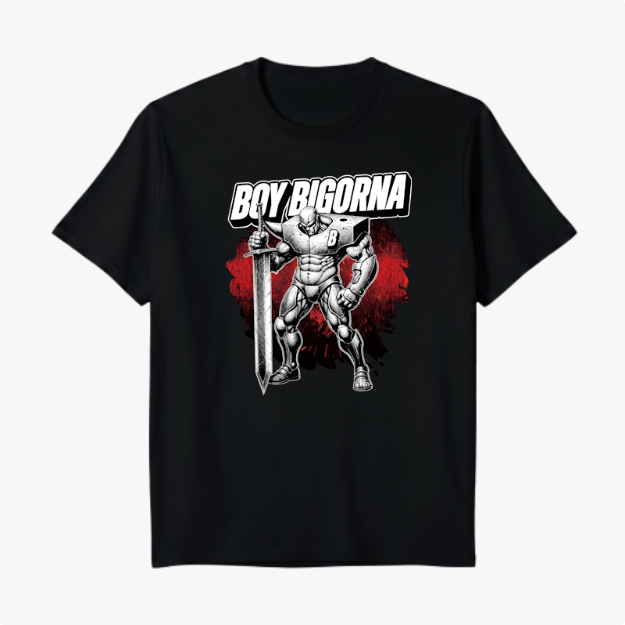 Camiseta com estampa frontal de personagem musculoso segurando espada, com nome destacado acima e fundo texturizado em listras verticais.