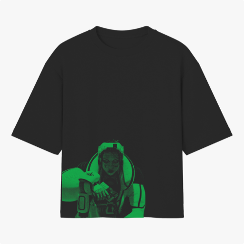 Camiseta com estampa frontal de um personagem em vestimenta futurista com capacete, em pose dinâmica segurando uma pistola e olhando diretamente à frente.