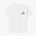 Camiseta com estampa frontal de uma estrutura piramidal com detalhes arquitetônicos e texto na base.