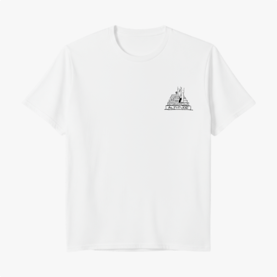 Camiseta com estampa frontal de uma estrutura piramidal com detalhes arquitetônicos e texto na base.