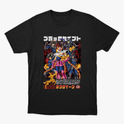 Camiseta com estampa frontal de um grupo de personagens em pose destemida, cercados por figuras sombrias e texto em estilo japonês na parte superior e inferior.