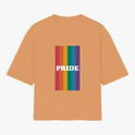 Camiseta com estampa frontal de listras verticais em tons do arco-íris, sobrepostas pela palavra "PRIDE" em letras maiúsculas brancas no centro.