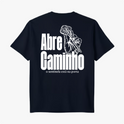 Camiseta com estampa traseira de mão segurando uma chave intricada ao lado das palavras "Abre Caminho" e uma frase menor abaixo, em estilo imponente.
