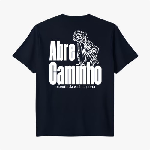 Camiseta com estampa traseira de mão segurando uma chave intricada ao lado das palavras "Abre Caminho" e uma frase menor abaixo, em estilo imponente.