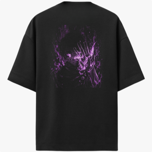 Camiseta com estampa frontal de personagem com penteado moderno e elementos orientais ao fundo, e estampa traseira de figura sombria emanando energia com mão elevada.