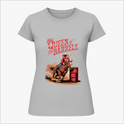 Camiseta com estampa frontal de cavaleira montando cavalo em competição de rodeio ao lado de dois barris, acompanhada do texto "Queen of the Barrels".