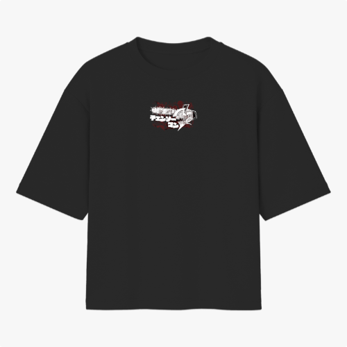 Camiseta com estampa frontal de letras estilizadas ao lado de um capacete medieval e estampa traseira de guerreiro com armadura somado a elementos místicos.