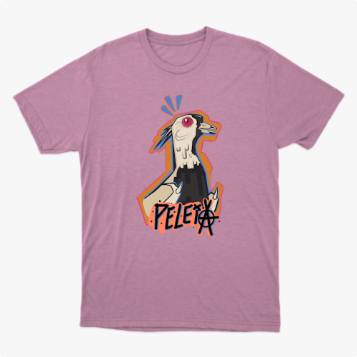 Camiseta com estampa frontal de uma ilustração estilizada de galo com olhos vermelhos e traços gráficos ousados, acompanhada da palavra "PELEJA".